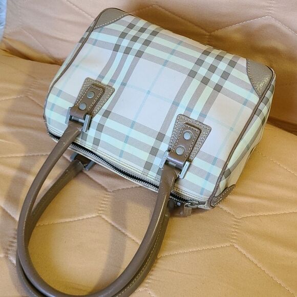 💯 Authentic Burberry Handbag 🍀 - Picture 4 of 13